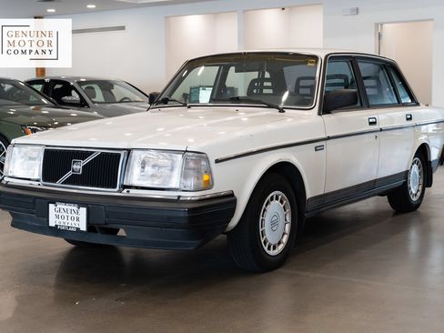 Used 1989 Volvo 240 DL RWD image 1