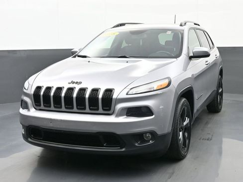Used 2018 Jeep Cherokee Latitude w/ Altitude Package FWD image 7