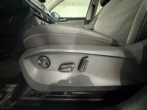 Used 2024 Volkswagen Taos SE w/ Panoramic Sunroof Package FWD image 11