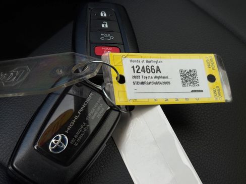 Used 2022 Toyota Highlander XLE AWD/4WD image 39