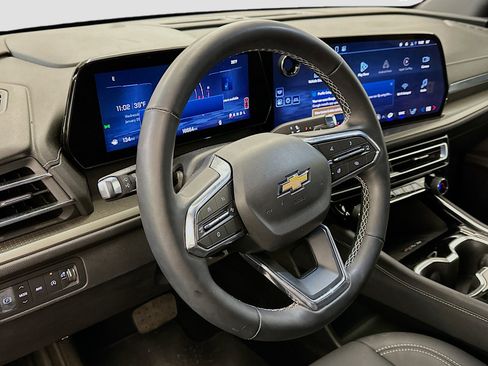 Used 2025 Chevrolet Traverse LT image 18