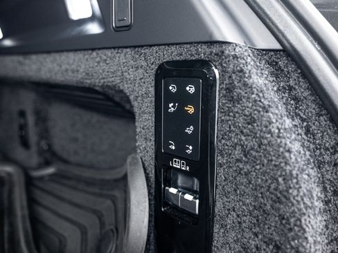 Used 2024 Land Rover Range Rover Long Wheelbase Autobiography image 24