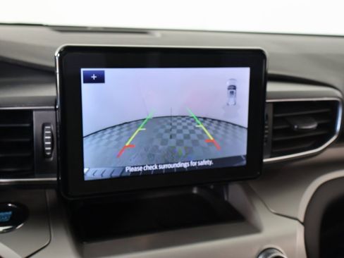 Used 2022 Ford Explorer XLT w/ Equipment Group 202A image 6