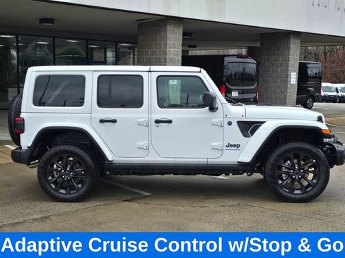 Used 2025 Jeep Wrangler Unlimited Sahara image 3