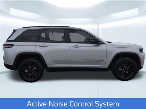 New 2026 Jeep Grand Cherokee Altitude RWD image 8