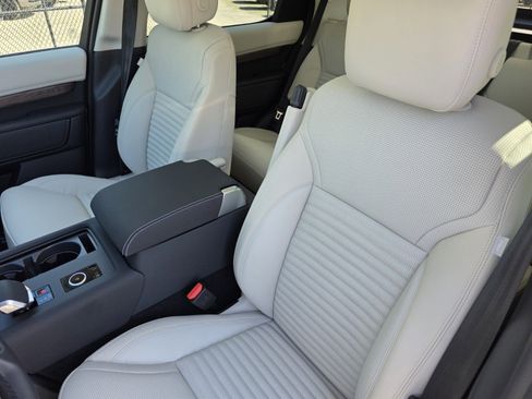 New 2026 Land Rover Discovery Dynamic SE image 11