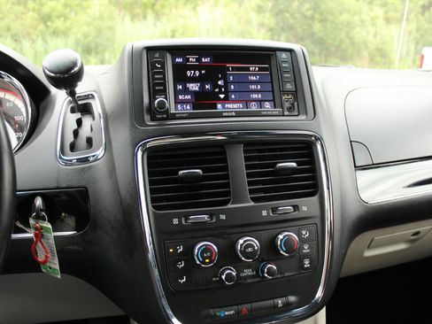 Used 2017 Dodge Grand Caravan SXT FWD image 24