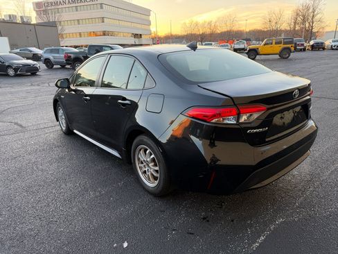 Used 2021 Toyota Corolla LE image 3