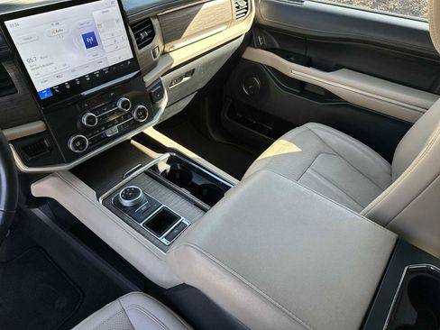 Used 2024 Ford Expedition Limited image 22