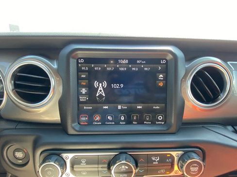 Used 2022 Jeep Wrangler Unlimited Sahara AWD/4WD image 13