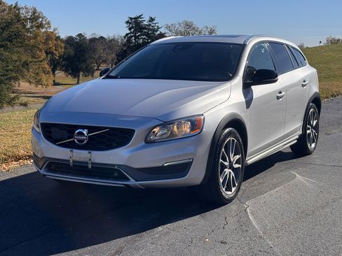 Used 2016 Volvo V60 T5 Cross Country w/ Convenience Package image 2