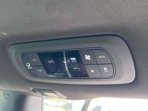 Used 2025 Chrysler Pacifica Limited FWD image 22