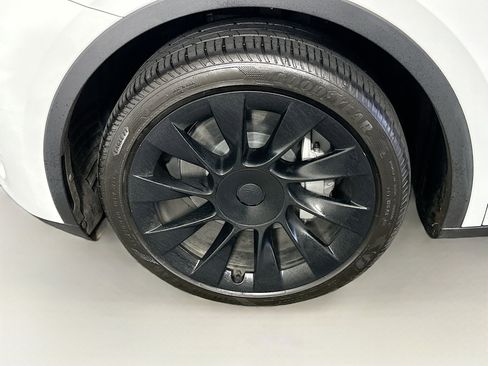 Used 2024 Tesla Model Y Long Range image 11