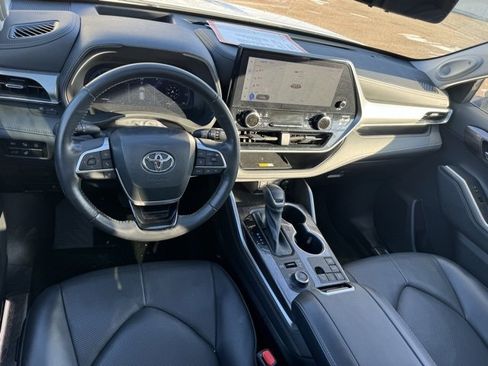 Used 2023 Toyota Highlander Platinum image 2