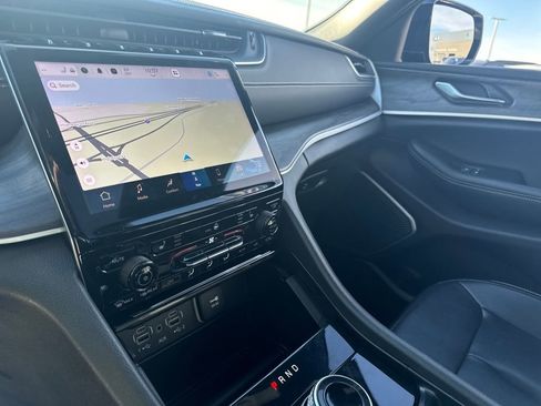 Used 2024 Jeep Grand Cherokee L Limited w/ Black Appearance Package image 19