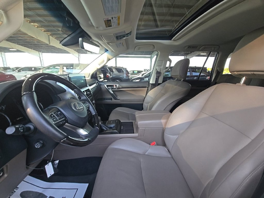 Used 2023 Lexus GX 460 Premium w/ Accessory Package AWD/4WD image 3
