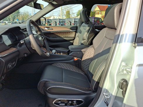 New 2025 Jeep Grand Cherokee Summit image 13