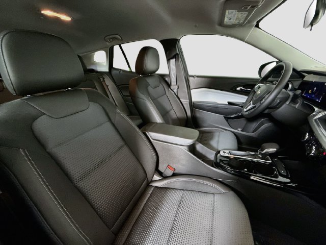 Used 2026 Chevrolet Trax LT w/ LT Convenience Package FWD image 28