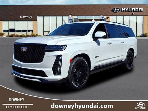 Used 2023 Cadillac Escalade ESV V image 1