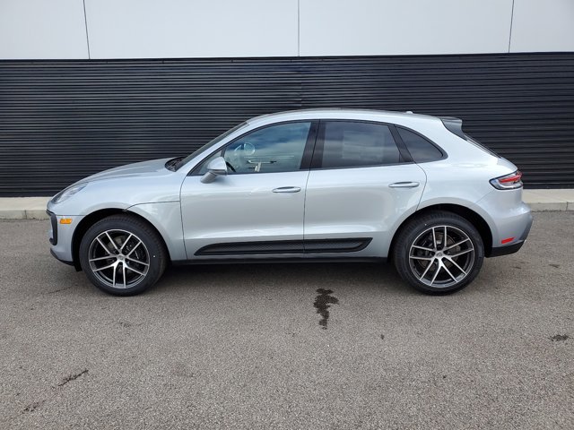 Used 2025 Porsche Macan AWD/4WD image 2