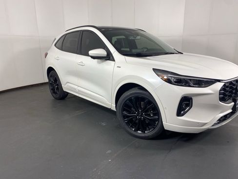 Used 2023 Ford Escape ST-Line Elite w/ Premium Technology Package image 4