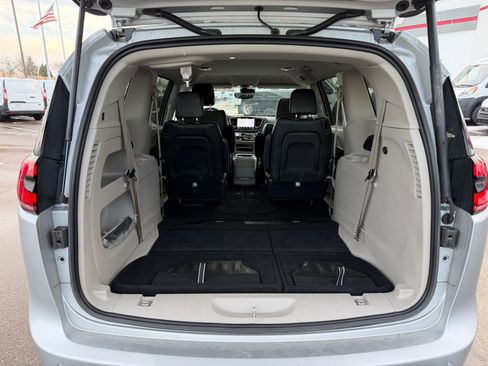 Used 2024 Chrysler Pacifica Touring-L FWD image 19