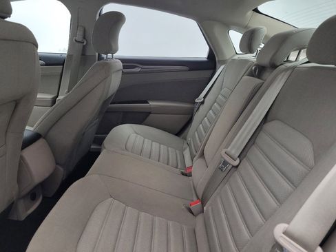 Used 2018 Ford Fusion SE FWD image 18