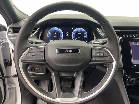 New 2025 Jeep Grand Cherokee Altitude image 13