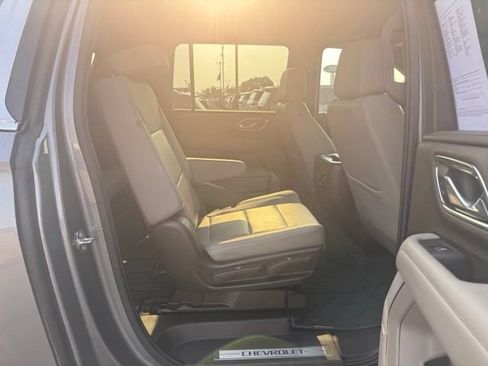Used 2022 Chevrolet Suburban LT w/ Luxury Package AWD/4WD image 13