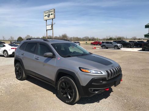 Used 2018 Jeep Cherokee Trailhawk w/ Quick Order Package 27L AWD/4WD image 1