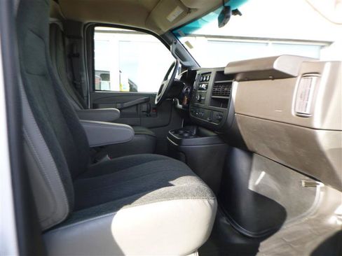 Used 2024 GMC Savana 2500 w/ Driver Convenience Package image 9