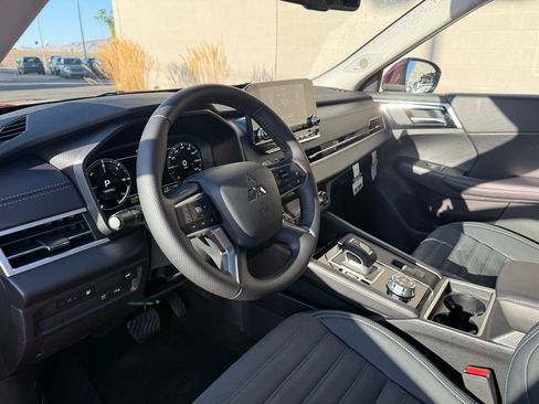 New 2025 Mitsubishi Outlander SE image 19