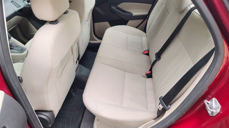 Used 2015 Ford Focus SE w/ SE Sport Package FWD image 6