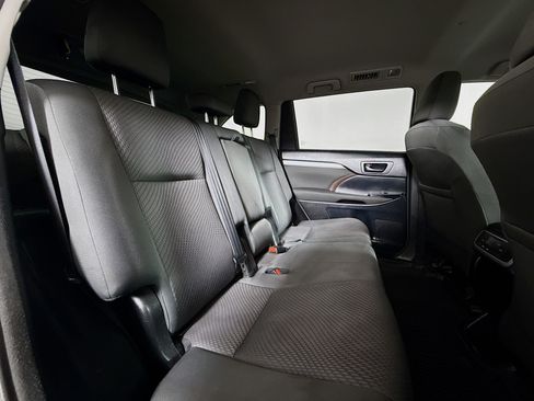 Used 2017 Toyota Highlander LE AWD/4WD image 25
