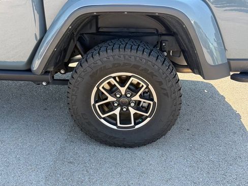 Used 2025 Jeep Gladiator Rubicon AWD/4WD image 18
