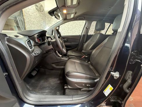 Used 2022 Chevrolet Trax LT w/ LT Convenience Package FWD image 24