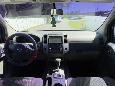Used 2010 Nissan Frontier SE image 10