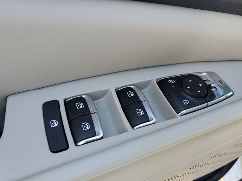 Used 2025 Kia Carnival EX image 12