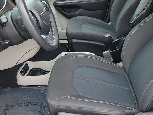 Used 2022 Chrysler Voyager LX FWD image 32