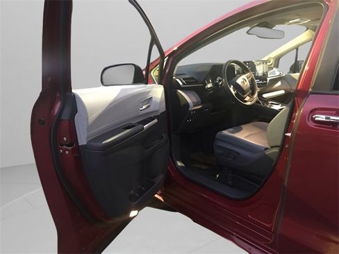 Used 2021 Toyota Sienna XLE image 12