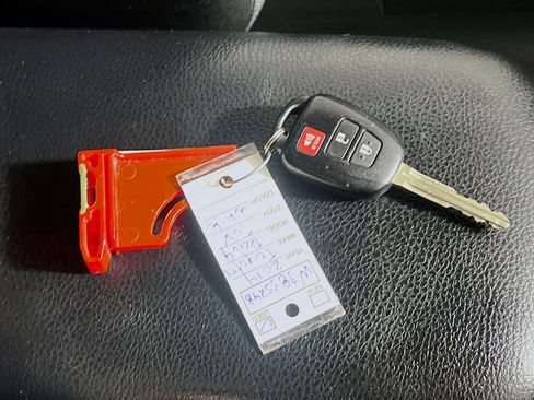 Used 2014 Toyota RAV4 XLE image 35