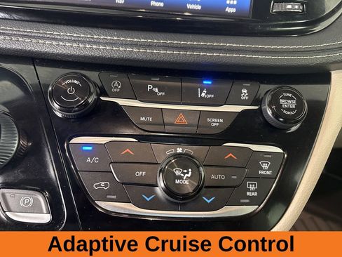 Used 2021 Chrysler Pacifica Limited w/ Uconnect Theater Family Group image 19