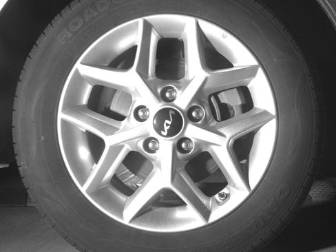 Used 2025 Kia Soul LX w/ LX Technology Package FWD image 13
