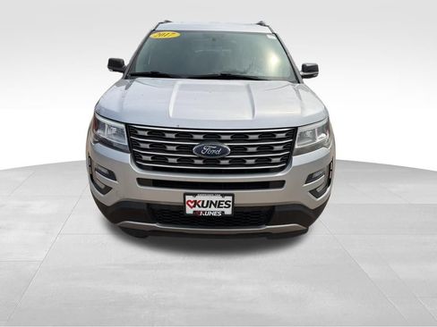 Used 2017 Ford Explorer XLT AWD/4WD image 4