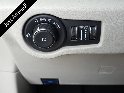 Used 2024 Chrysler Pacifica Touring-L FWD image 26