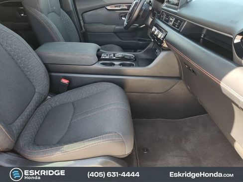 Used 2025 Honda Pilot Sport image 15