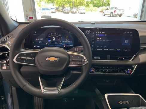 New 2026 Chevrolet Equinox LT w/ Convenience Package II FWD image 17