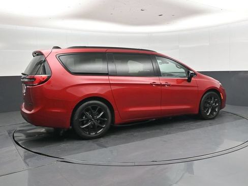 Used 2025 Chrysler Pacifica Limited FWD image 3
