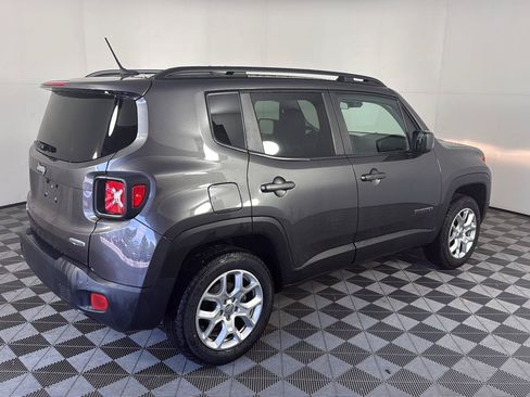 Used 2017 Jeep Renegade Latitude w/ Cold Weather Group AWD/4WD image 4
