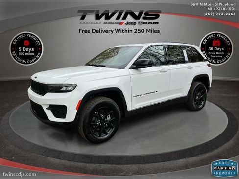 New 2025 Jeep Grand Cherokee Altitude image 9